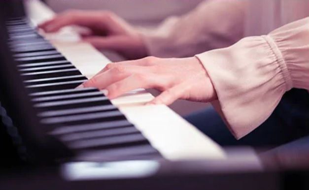 manos piano