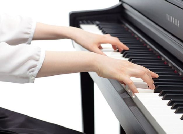 yamaha tocando piano